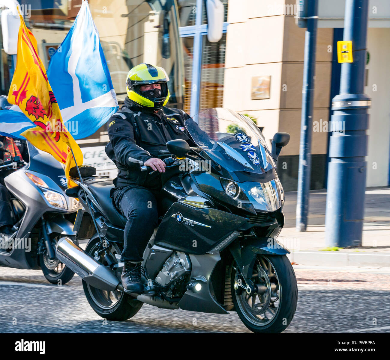 Schottische Unabhängigkeit ja Biker auf dem Weg nach Alle unter einem Banner AUOB Rally fügen, Holyrood Road, Edinburgh, Schottland, Großbritannien Stockfoto