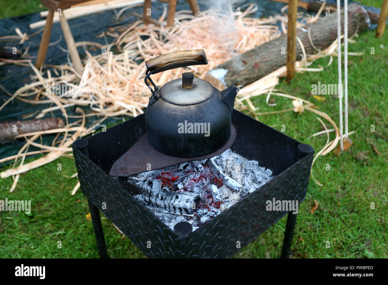 Retro altmodische Wasserkocher abgebildeten kochendes Wasser auf einem offenen Feuer in West Sussex, UK. Stockfoto