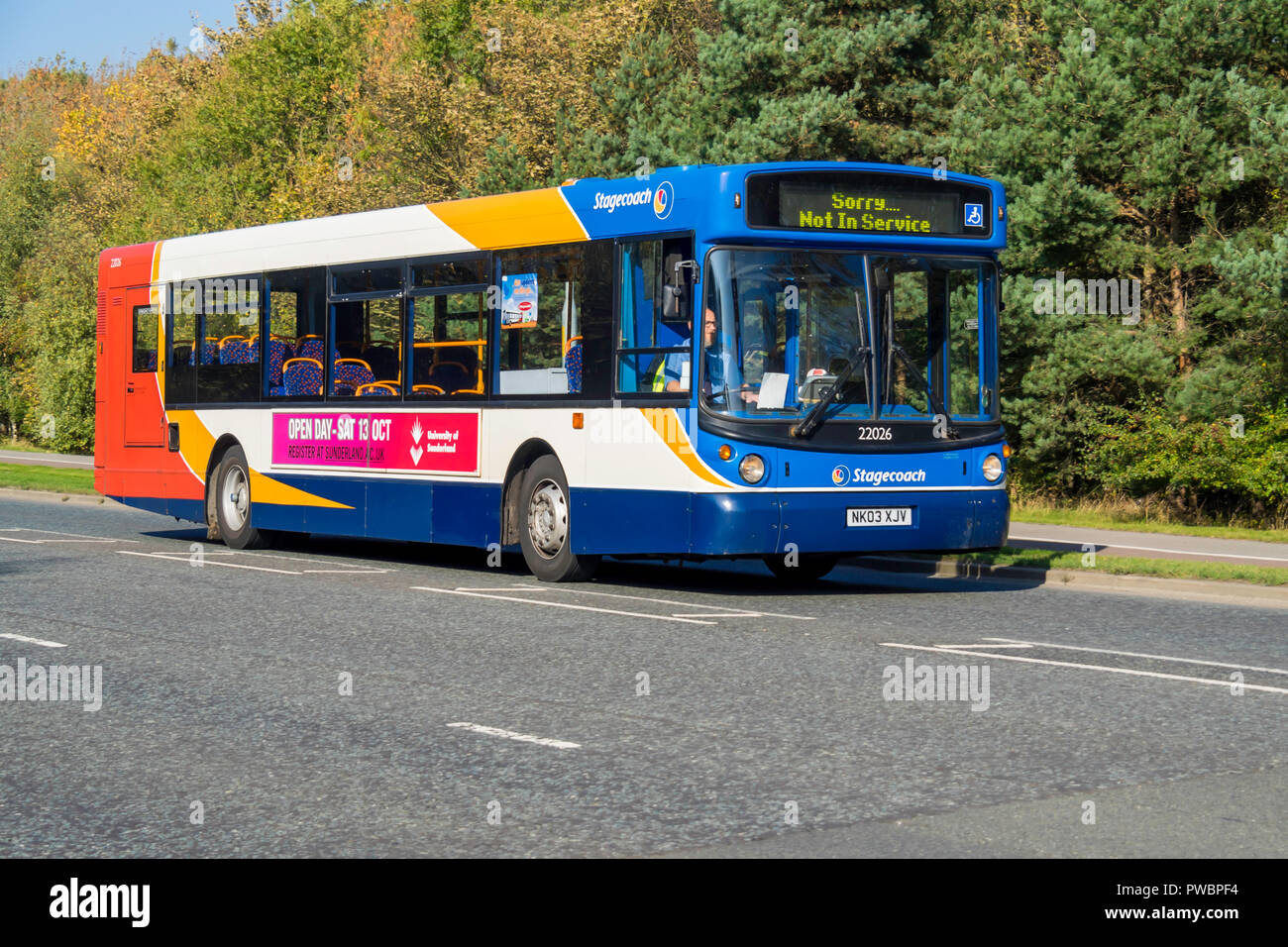 Stagecoach Single Deck Bus auf einer Landstraße, Anzeigen, die nicht in Dienst sind, dem Ziel des Vorstands Stockfoto