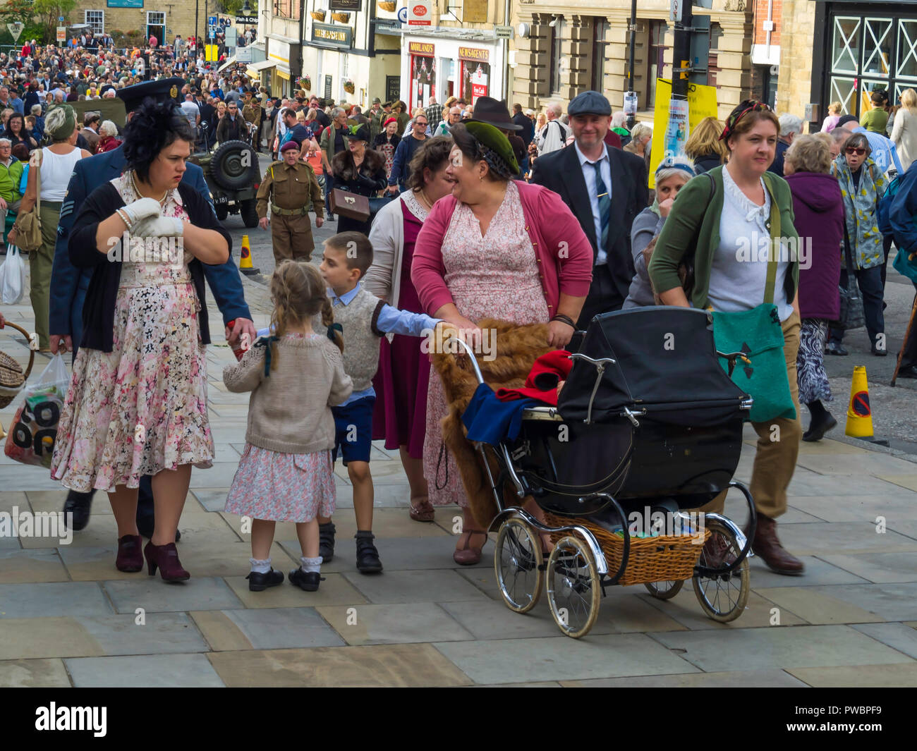 Oktober 2018 Frauen und Kinder gekleidet in ziviler Kleidung während des Zweiten Weltkriegs getragen mit einer jährlichen Re-enactment in Pickering, North Yorkshire Stockfoto