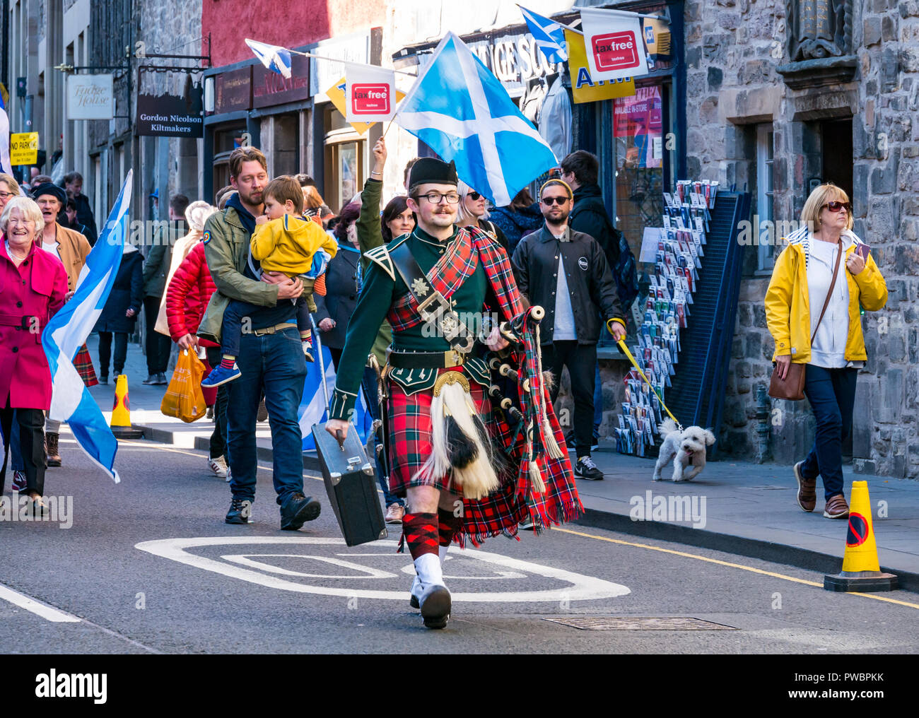 Mann im Kilt einheitlich auf alle unter einem Banner AU = B schottische Unabhängigkeit März 2018, Royal Mile, Edinburgh, Schottland, Großbritannien Stockfoto