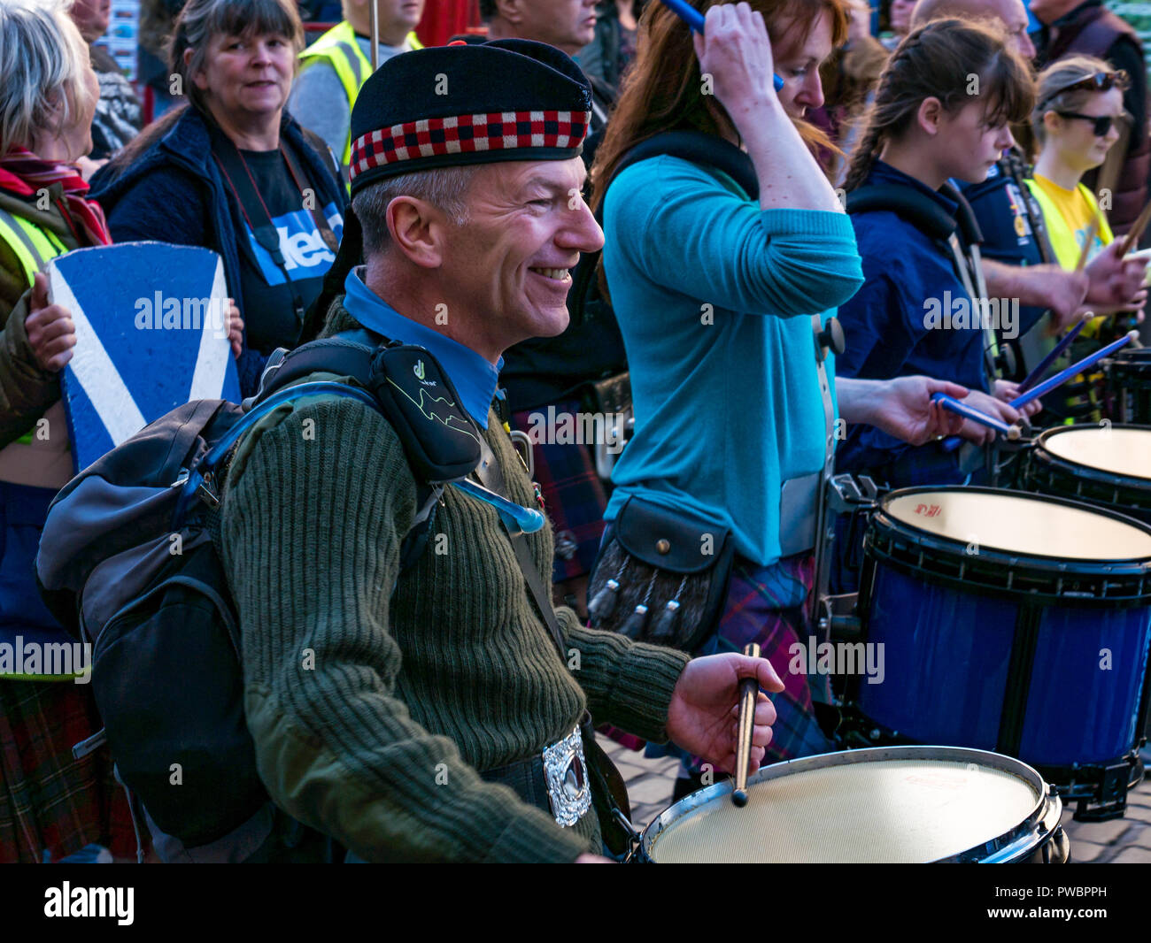 Trommler marschieren auf Alle unter einem Banner schottische Unabhängigkeit März 2018, Royal Mile, Edinburgh, Schottland, Großbritannien Stockfoto