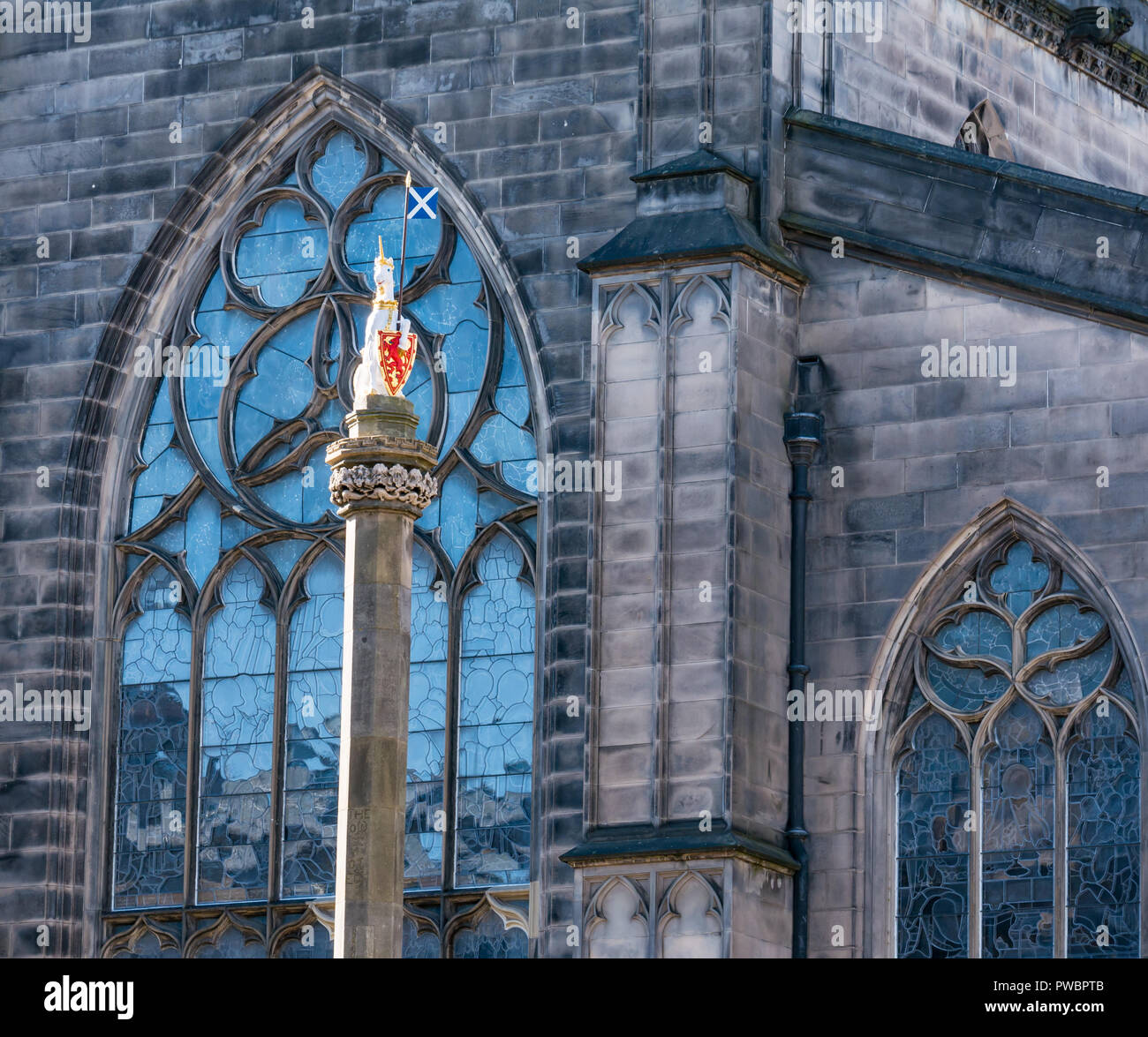 St Giles Kathedrale Rundbogenfenster und Unicorn oben am Mercat Cross, Royal Mile, Edinburgh, Schottland, Großbritannien Stockfoto