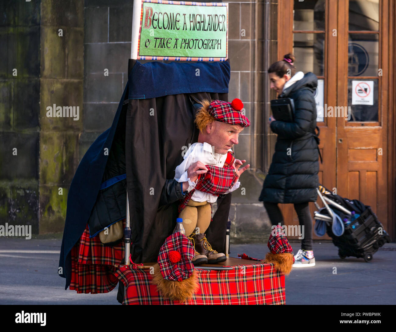 Mann an humorvolle tartan Kilt Straße ausgeht, Royal Mile, Edinburgh, Schottland, Großbritannien Stockfoto