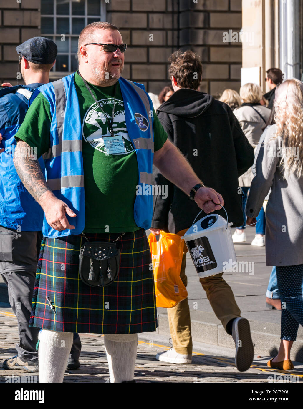 Mann im Kilt sammeln Spenden für Alle unter einem Banner schottische Unabhängigkeit AUOB März 2018, Royal Mile, Edinburgh, Schottland, Großbritannien Stockfoto