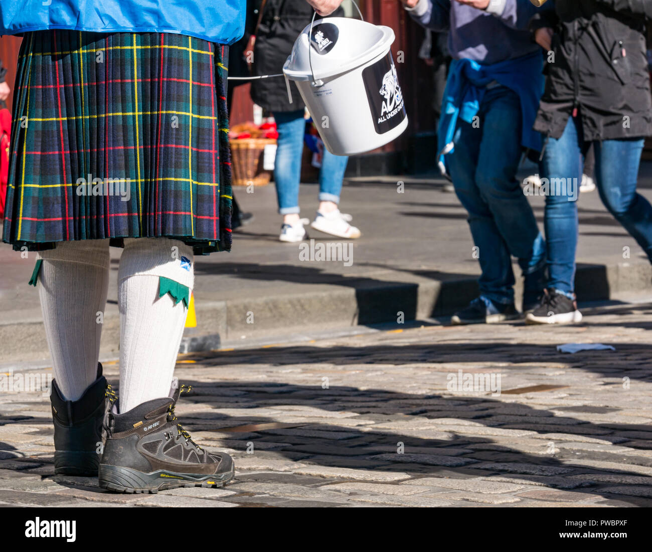 Mann im Kilt sammeln Spenden für Alle unter einem Banner AUOB schottische Unabhängigkeit März 2018, Royal Mile, Edinburgh, Schottland, Großbritannien Stockfoto