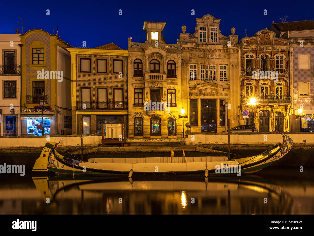Aveiro, Portugal. Juli 28, 2018. Moliceiro, traditionelle Boot, am Grand Canal in Aveiro, Portugal angedockt, mit Jugendstil Häuser im Hintergrund Stockfoto