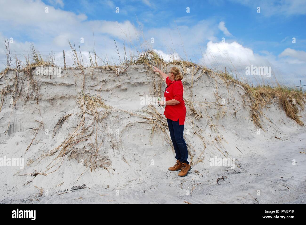 Wilmington Bezirk Projektleiter Pamela Castens wertet Schäden an der Spitze eines Berm am North Topsail Island in der Nachmahd des Hurrikans Florenz September 24, 2018 in Topsail Beach, North Carolina. Stockfoto