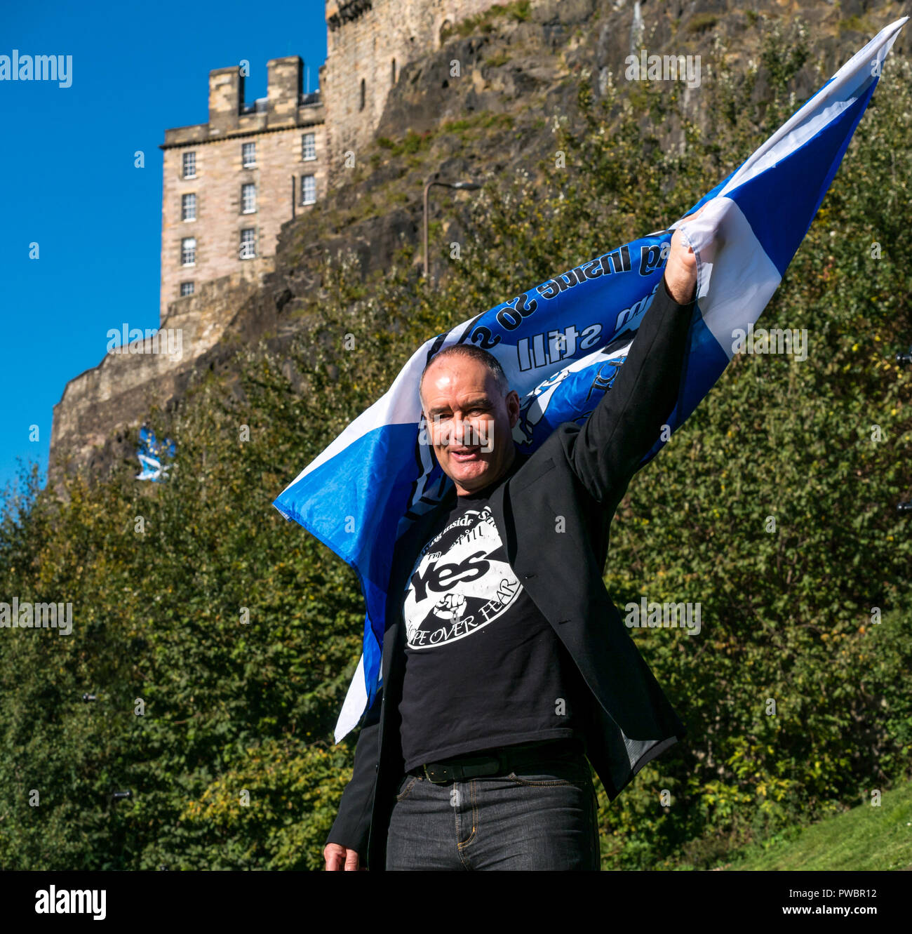 Tommy Sheridan, schottische Unabhängigkeit Unterstützer winken Ja saltire Flagge Alle unter einem Banner AUOB März, Schloss Edinburgh, Schottland, Großbritannien Stockfoto