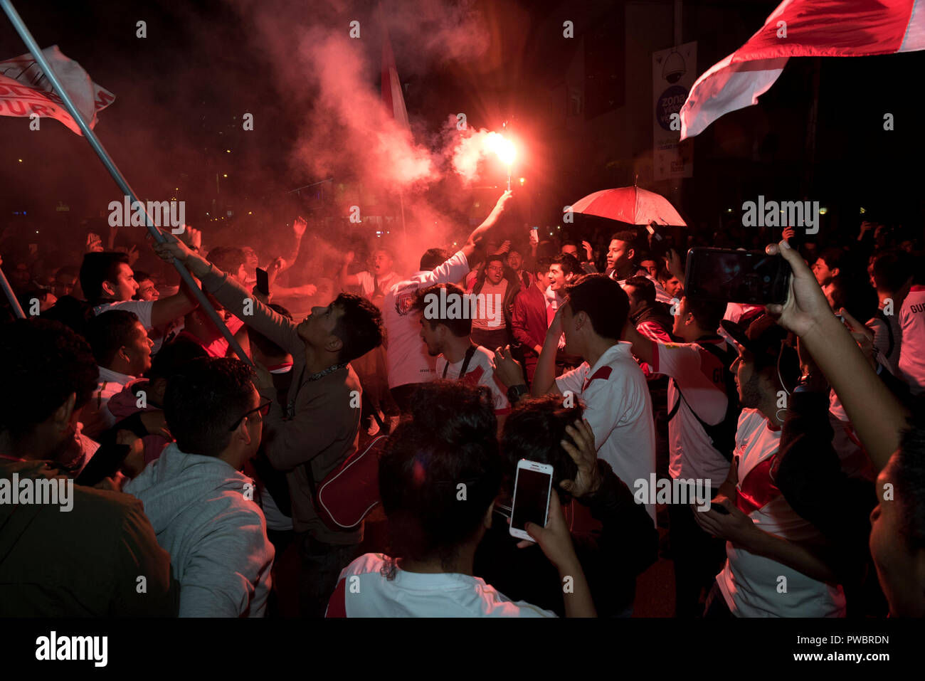 Fanatismus in Peru Peru gegen Chile Fußball. Stockfoto