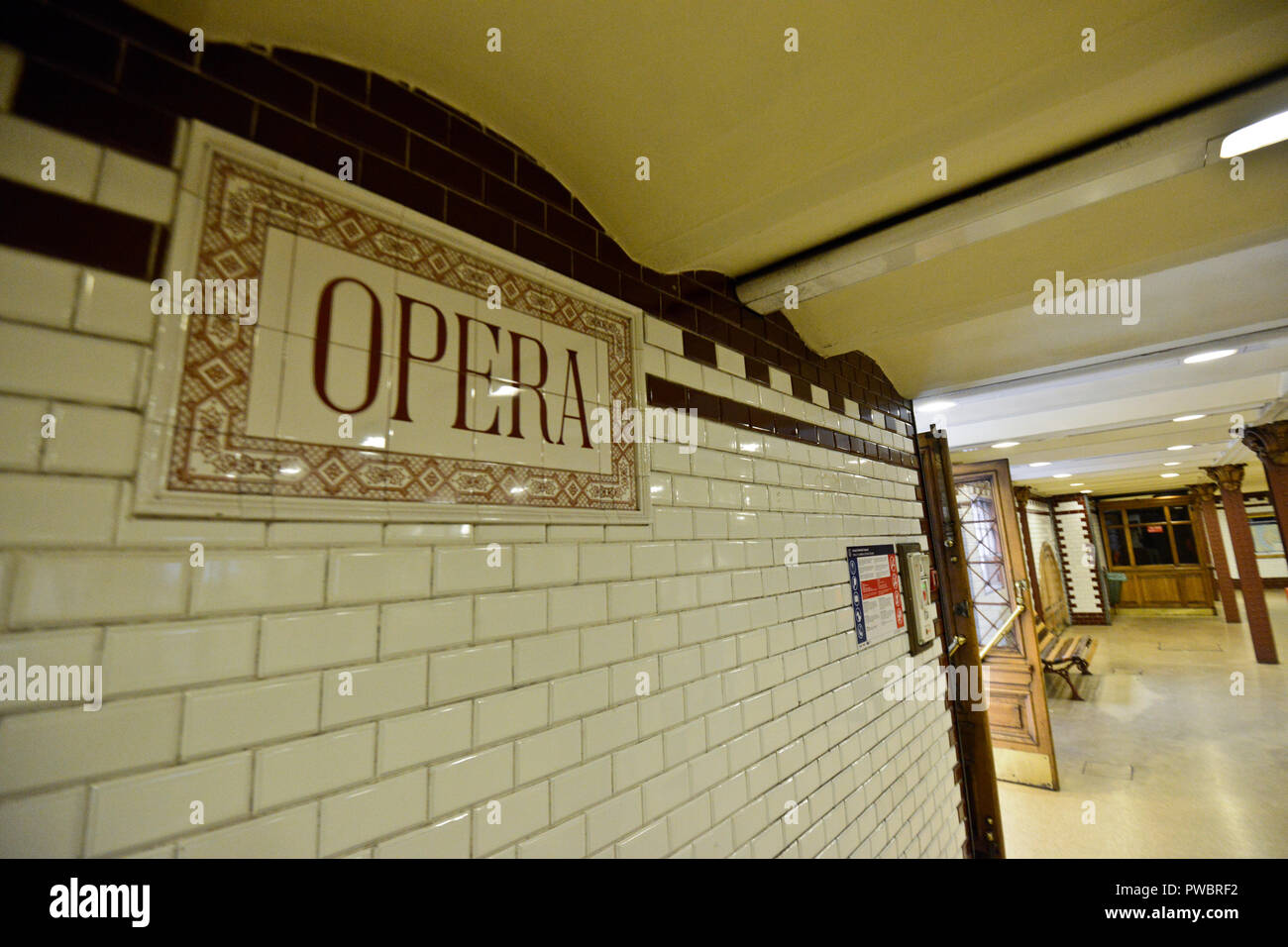 Der U-Bahnhof Opera, Budapest, Ungarn Stockfoto