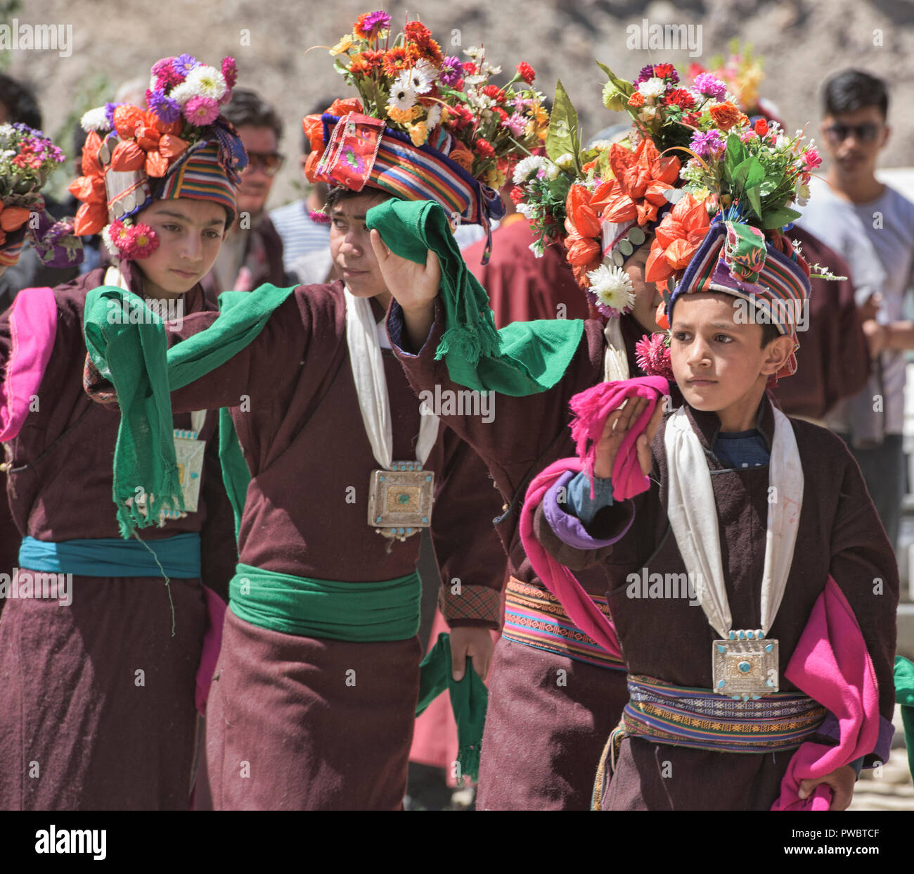 Arische (Brogpa) Jungen tanzen in einem traditionellen Festival, Biama Dorf, Ladakh, Indien Stockfoto