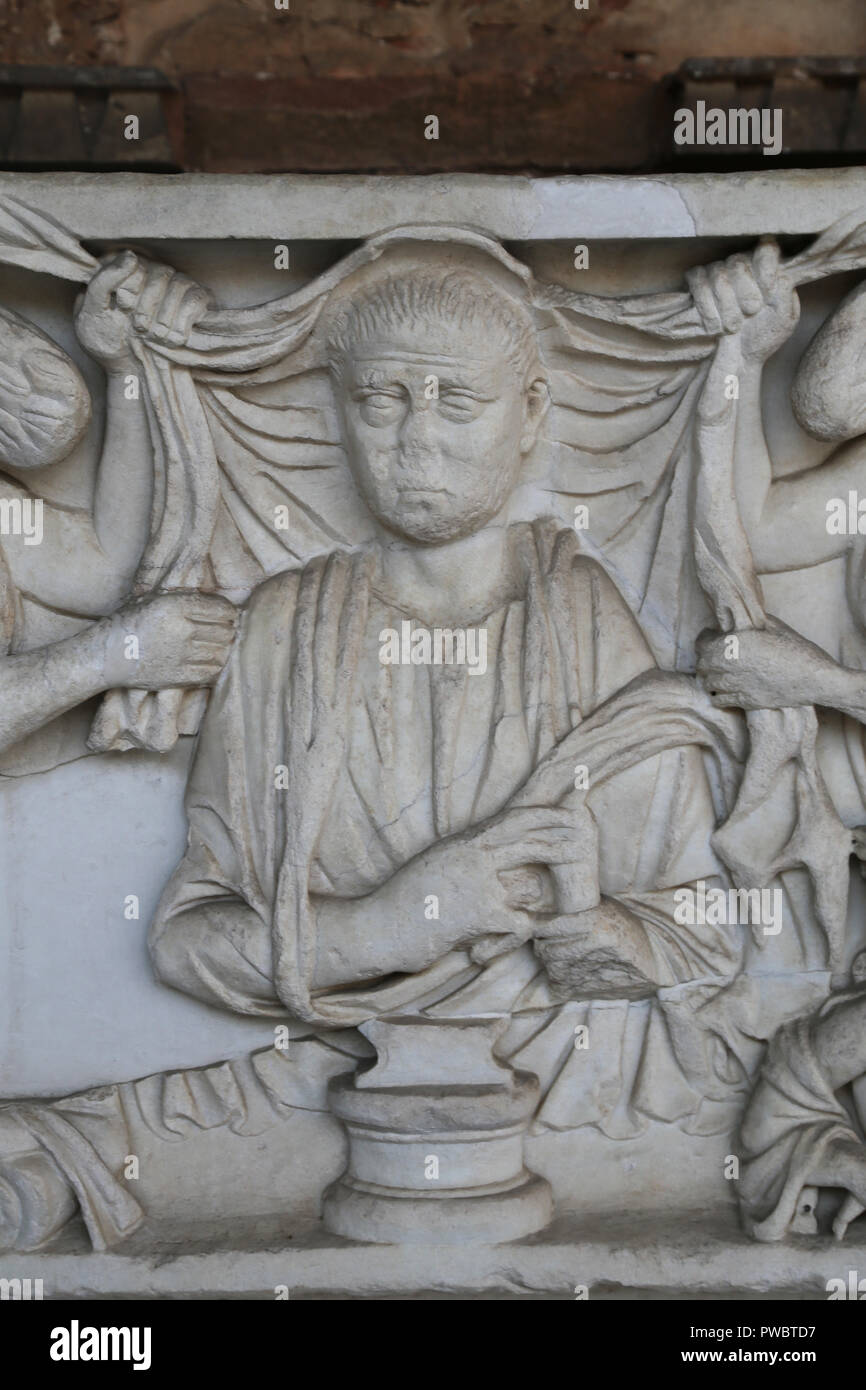 Italien. Pisa. Camposanto. Römischer Sarkophag. Portrait von männliche Figur trägt eine Tunika (verstorben). Kaiserzeit. Ca. 275. Stockfoto