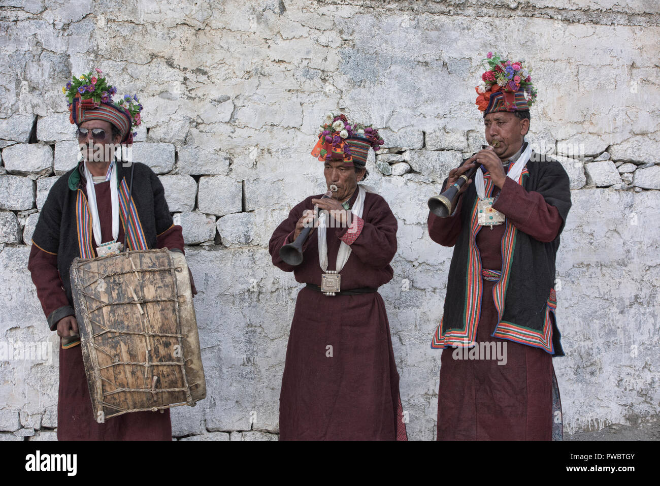 Arische (Brogpa) Musiker, Biama Dorf, Ladakh, Indien Stockfoto
