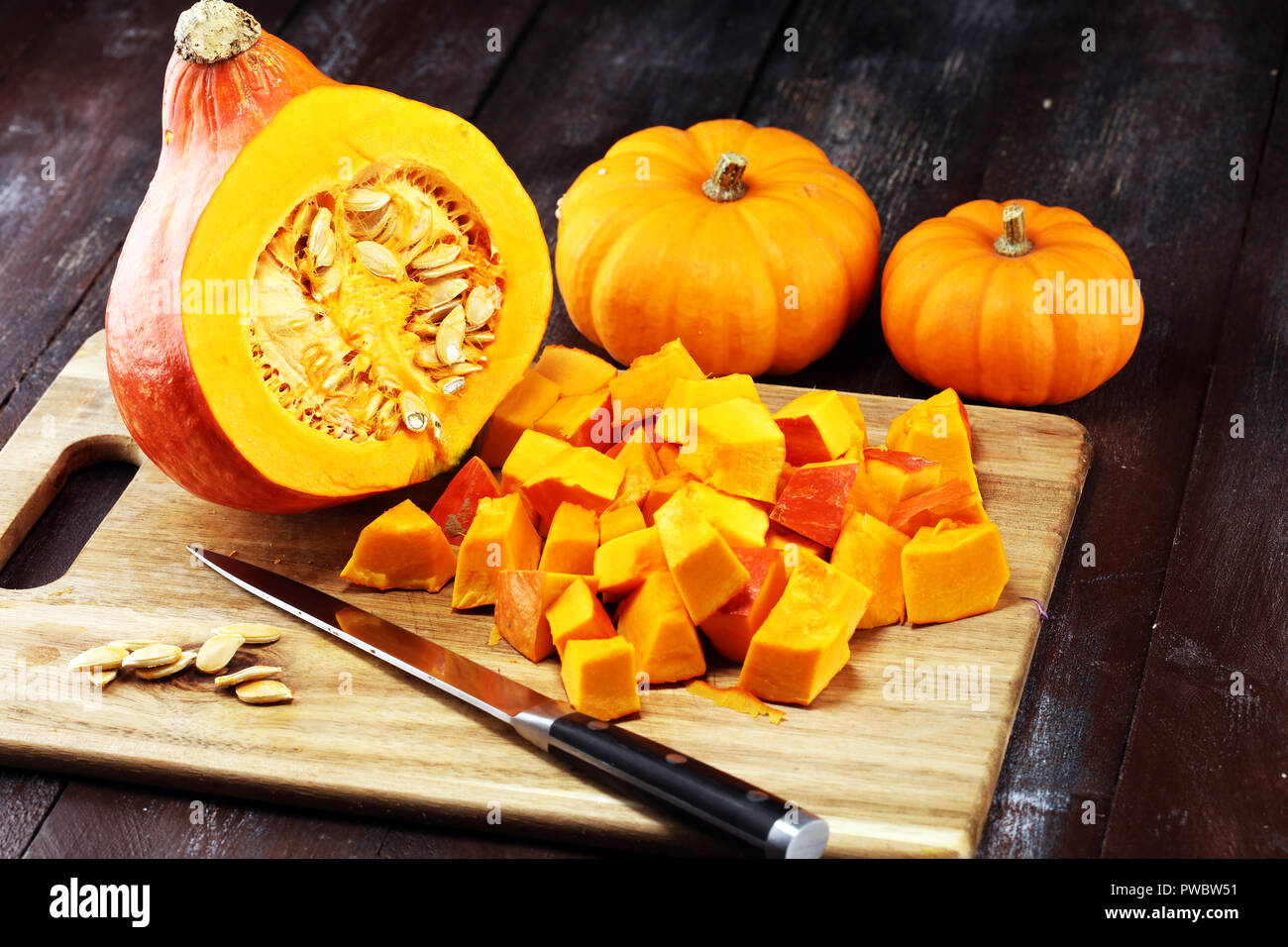 Kürbis und kürbisscheiben Herbst Gesundes Essen Ernährung Saisongemüse Konzept Stockfoto