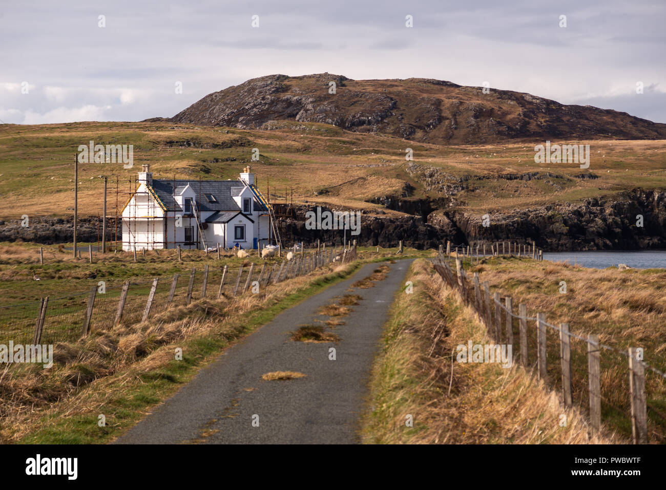White Cottages in der Wildernes der Isle of Skye, Schottland, Großbritannien Stockfoto