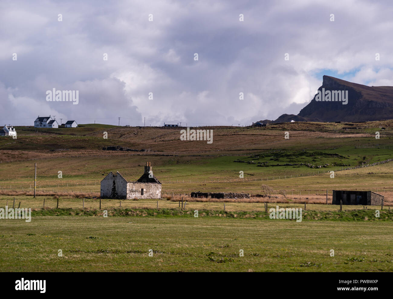 White Cottages in der Wildernes der Isle of Skye, die Berge des Quiraing im Hintergrund, Schottland, Großbritannien Stockfoto