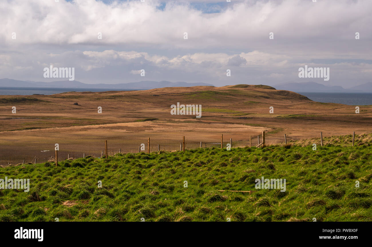 Grünland und Zaun an Duntulm Castle, Isle of Skye, Schottland, Großbritannien Stockfoto