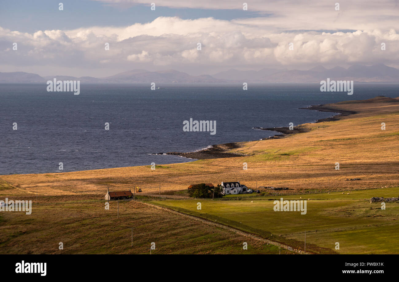 Weiße Häuser am Ufer, in der Wildernes der Isle of Skye, Schottland, Großbritannien Stockfoto