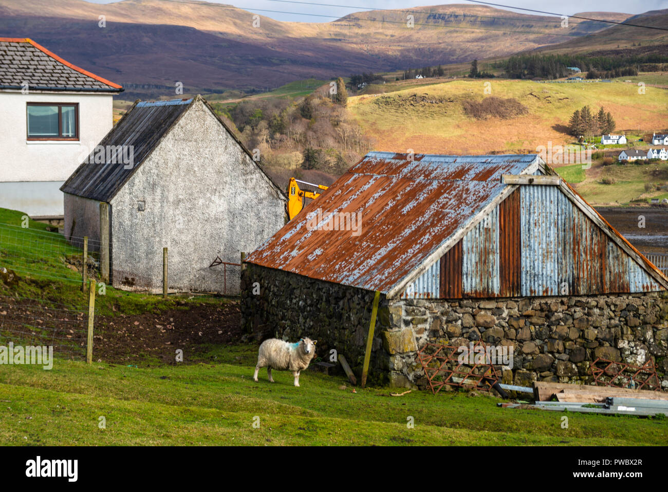 Wohnhäuser in der Hafenstadt Uig, Isle of Skye, Schottland, Großbritannien Stockfoto