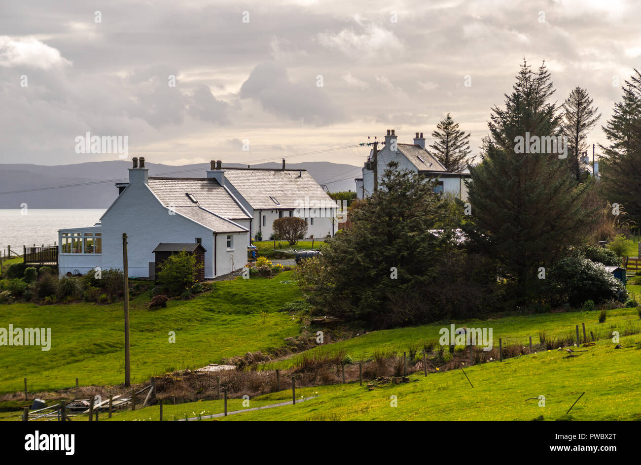 Wohnhäuser in der Hafenstadt Uig, Isle of Skye, Schottland, Großbritannien Stockfoto