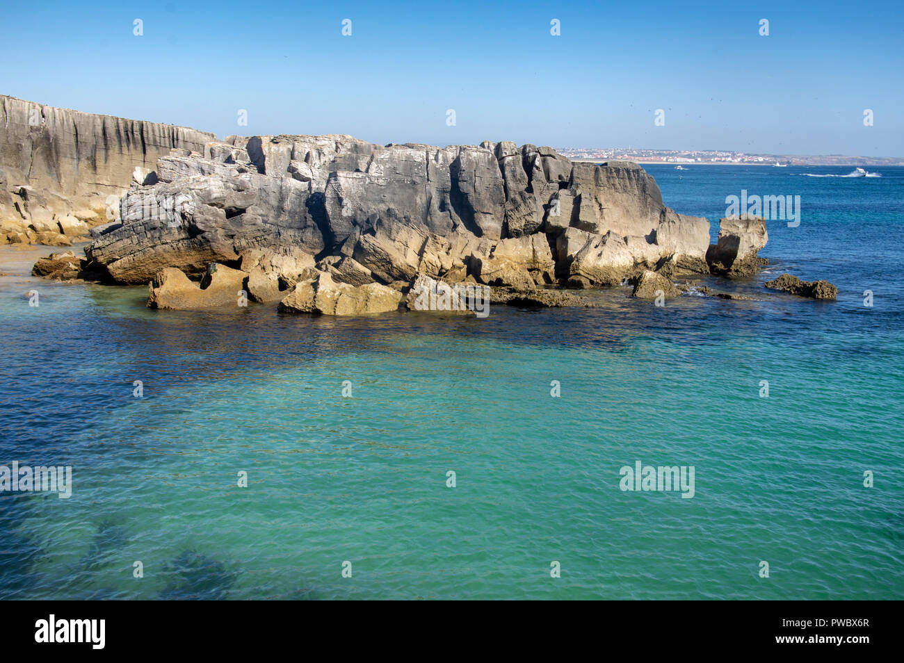 Felsen in Praia Porto de Areia Sul Strand, Peniche, Portugal Stockfoto