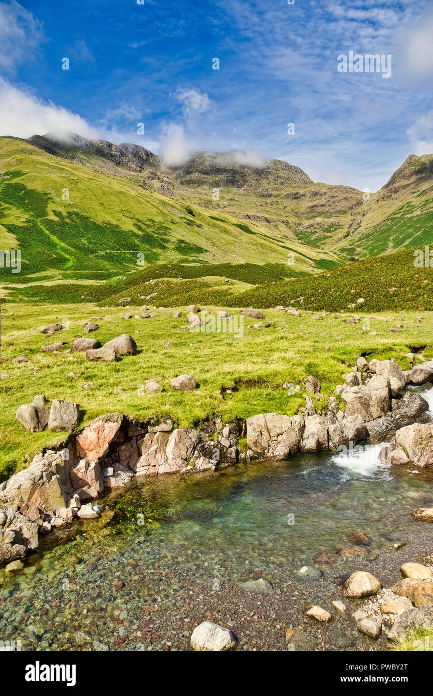 Ein Blick auf die Esk Pike und Bowfell vom Kopf Langdale. Stockfoto