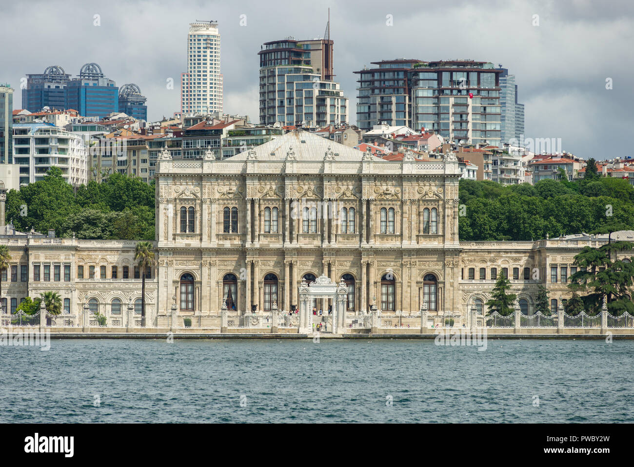 Dolmabahçe-Palast als vom Bosporus an einem sonnigen Frühlingstag, Istanbul, Türkei Stockfoto