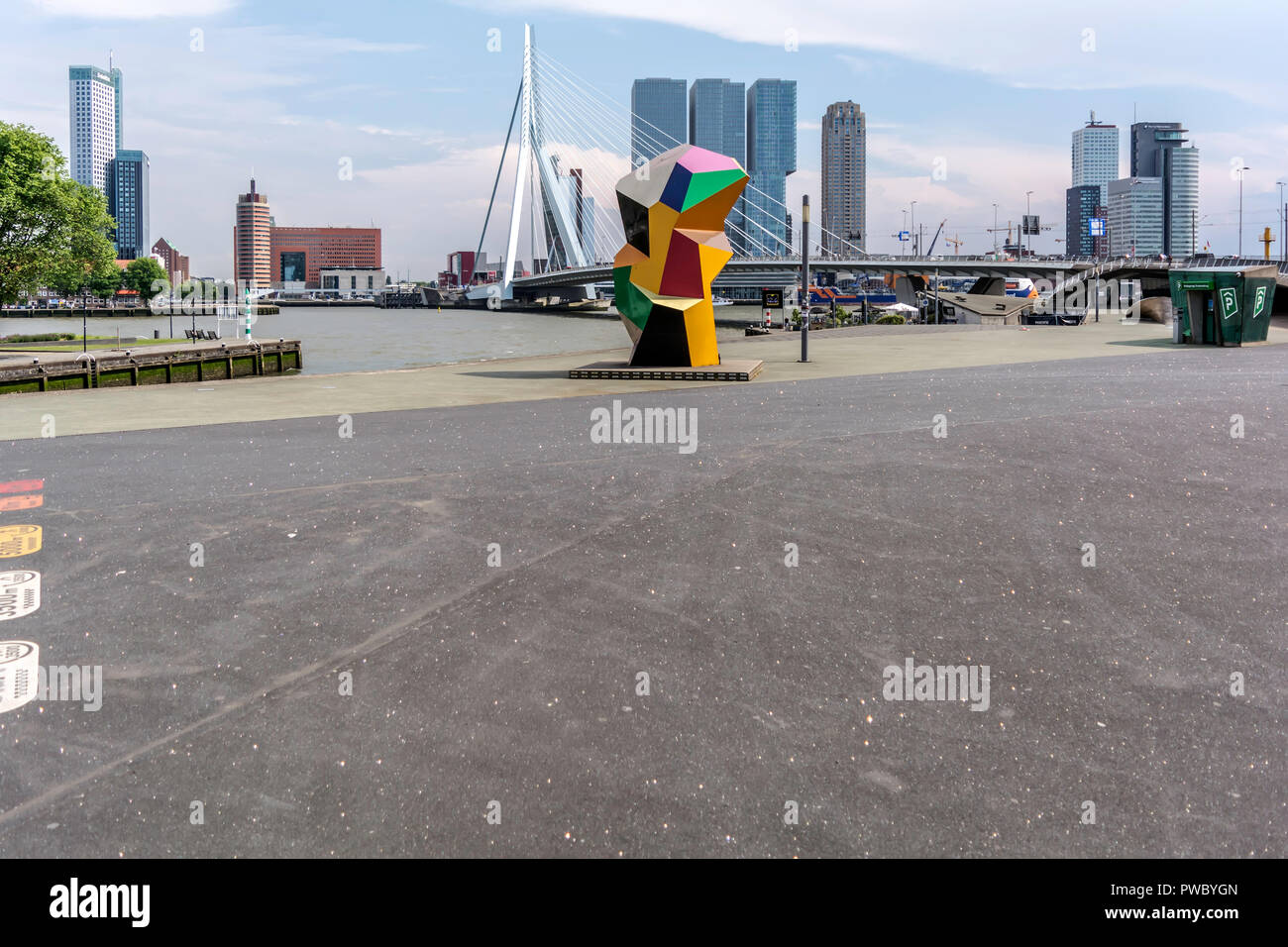 Erasmus Brücke, die den Spitznamen Swan, die Wolkenkratzer in den Kop van Zuid District im Hintergrund und bunten Statue 'Marathon' im Vordergrund. Stockfoto Erasmus Brücke, die den Spitznamen Swan, die Wolkenkratzer in den Kop van Zuid District im Hintergrund und bunten Statue 'Marathon' im Vordergrund. Stockfoto