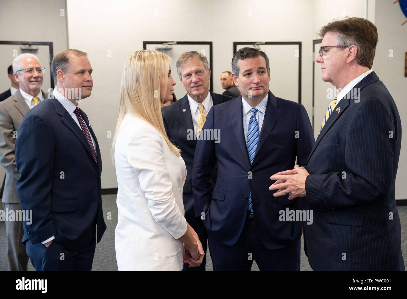 Ivanka Trump, die Tochter von Präsident Donald Trump, bei einem Besuch im Johnson Space Center, 20. September 2018 in Houston, Texas. Stehend von links nach rechts sind: NASA-Administrator Jim Bridenstine, Ivanka Trump, US-Vertreter Brian Babin, US-Senator Ted Cruz und Lt reg. von Texas Dan Patrick. Stockfoto