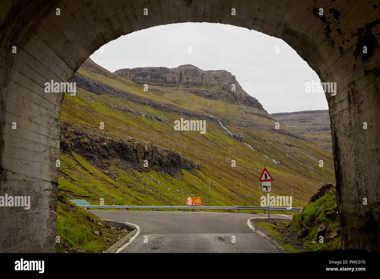Verlassen des Tunnels auf der Insel Bordoy in Färöer Färöer Stockfoto