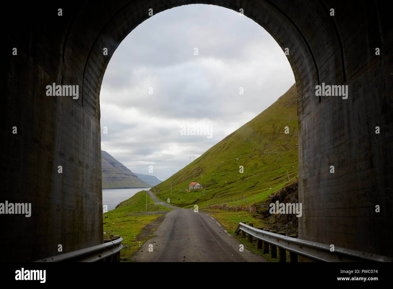 Verlassen des Tunnels in Trollanes auf Kalsoy Insel in Färöer Färöer Stockfoto
