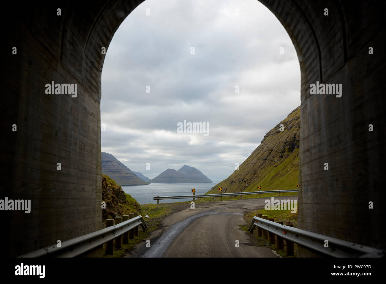 Verlassen des Tunnels in Trollanes auf Kalsoy Insel in Färöer Färöer Stockfoto