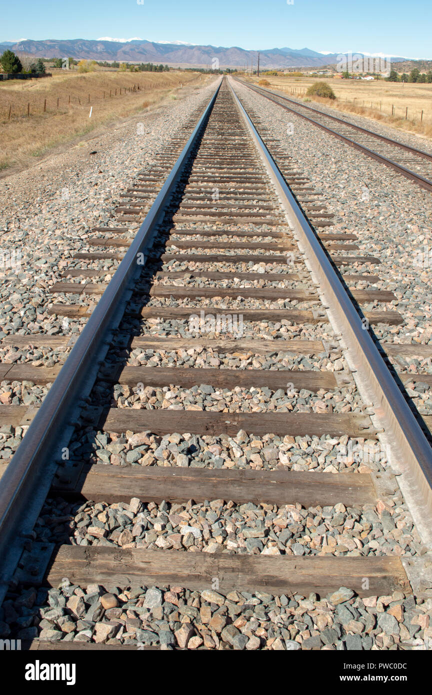 Leere Colorado Railroad Track führt zu den Rocky Mountains über Castle Rock Stockfoto