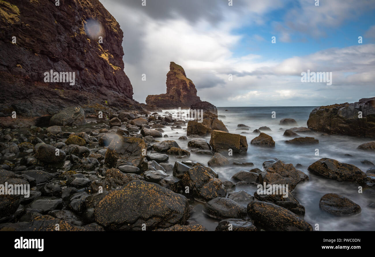 Felsen und formaton an Talisker Bay, Sile von Skye, Innere Hebriden Schottland, Großbritannien Stockfoto