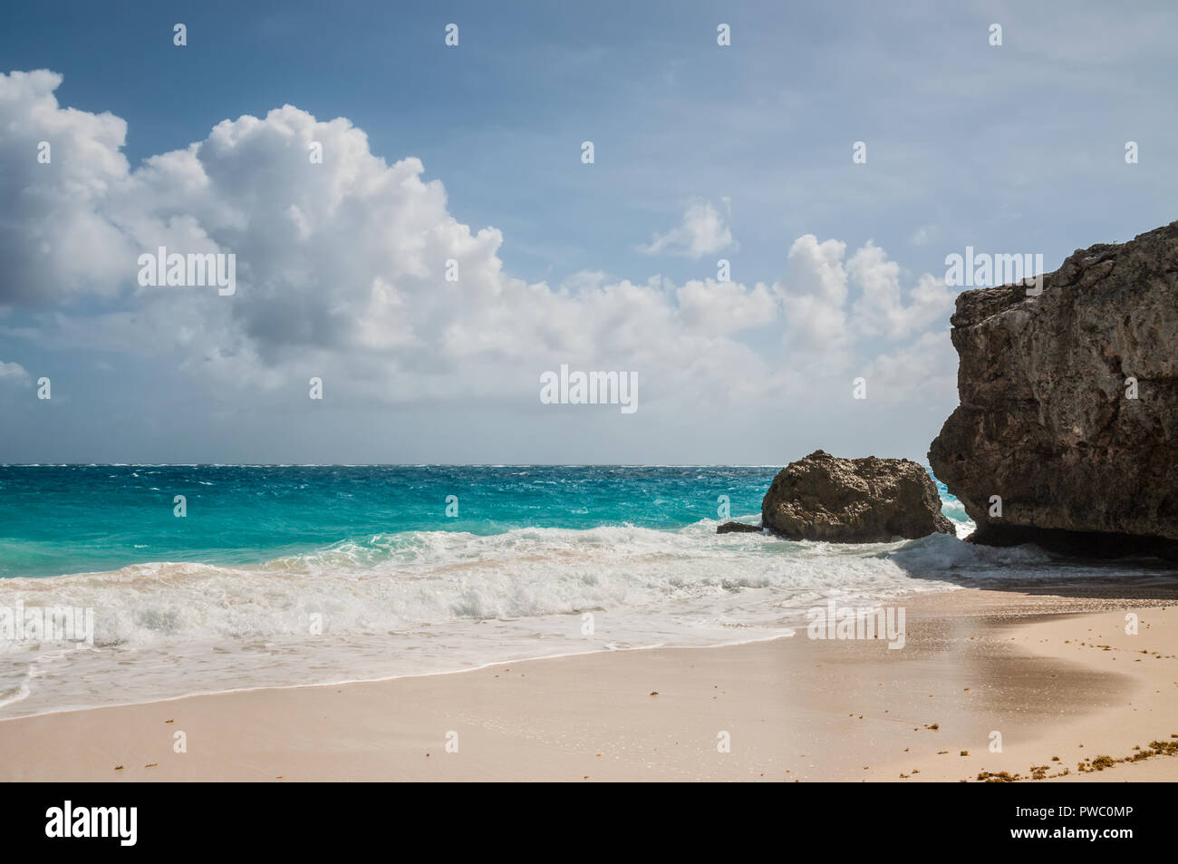Schroffe Klippen unten Bucht am Atlantik Süd-Ost-Küste der Karibik Insel Barbados in der Karibik. Stockfoto