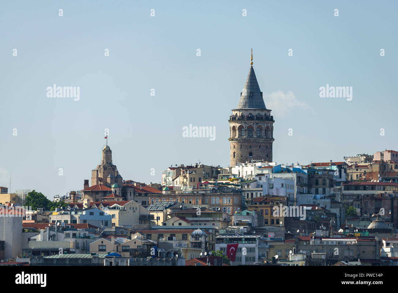 Galata Turm und die umliegenden Gebäude am späten Nachmittag Licht, Istanbul, Türkei Stockfoto