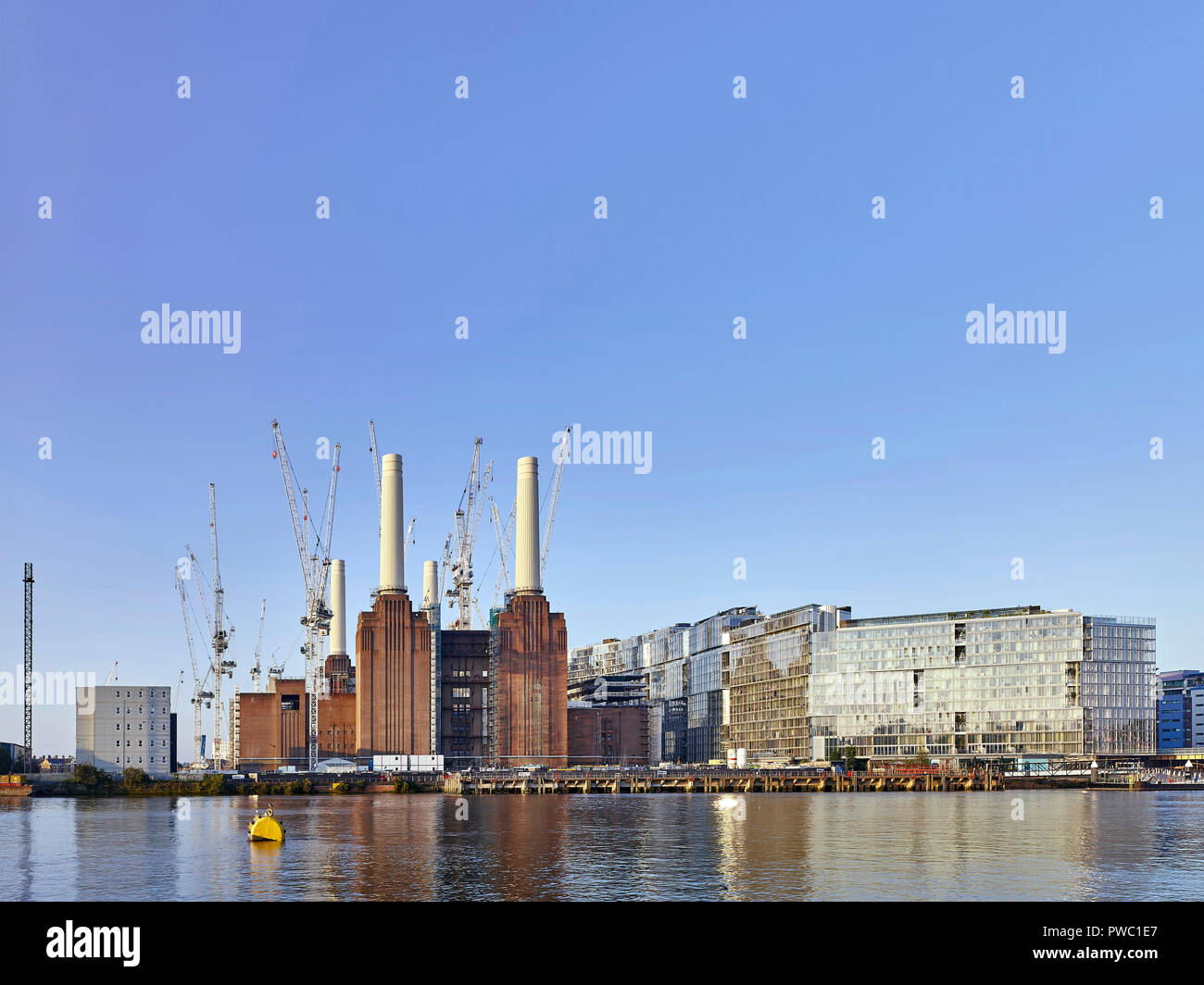 Blick über die Themse mit Reflexion in den Fluss. Battersea Power Station, im Bau, London, Vereinigtes Königreich. Architekt: Sir Giles Gilbert Scott, Stockfoto