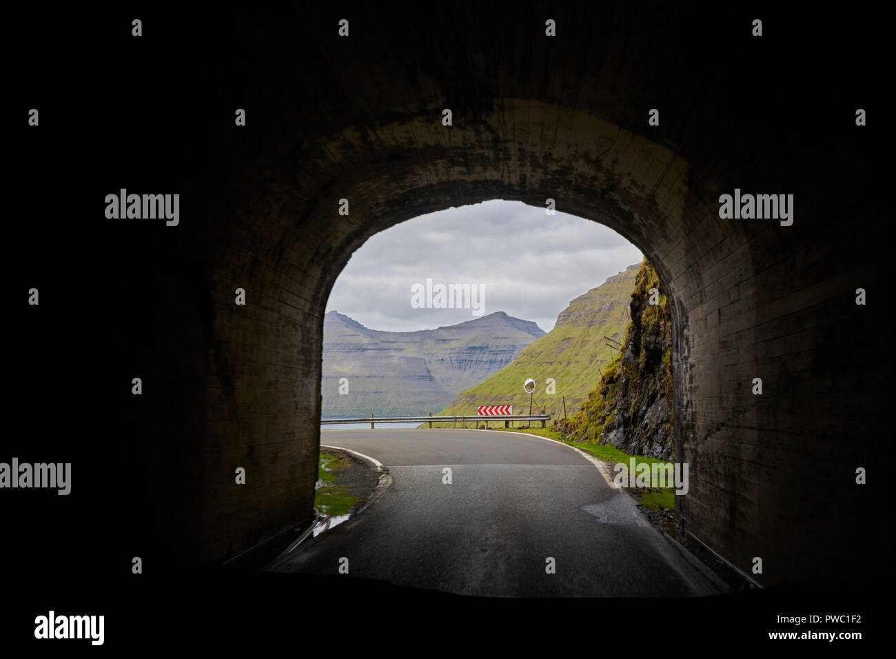 Verlassen des Tunnels auf der Route 70 auf der Insel Bordoy in Färöer Färöer Stockfoto