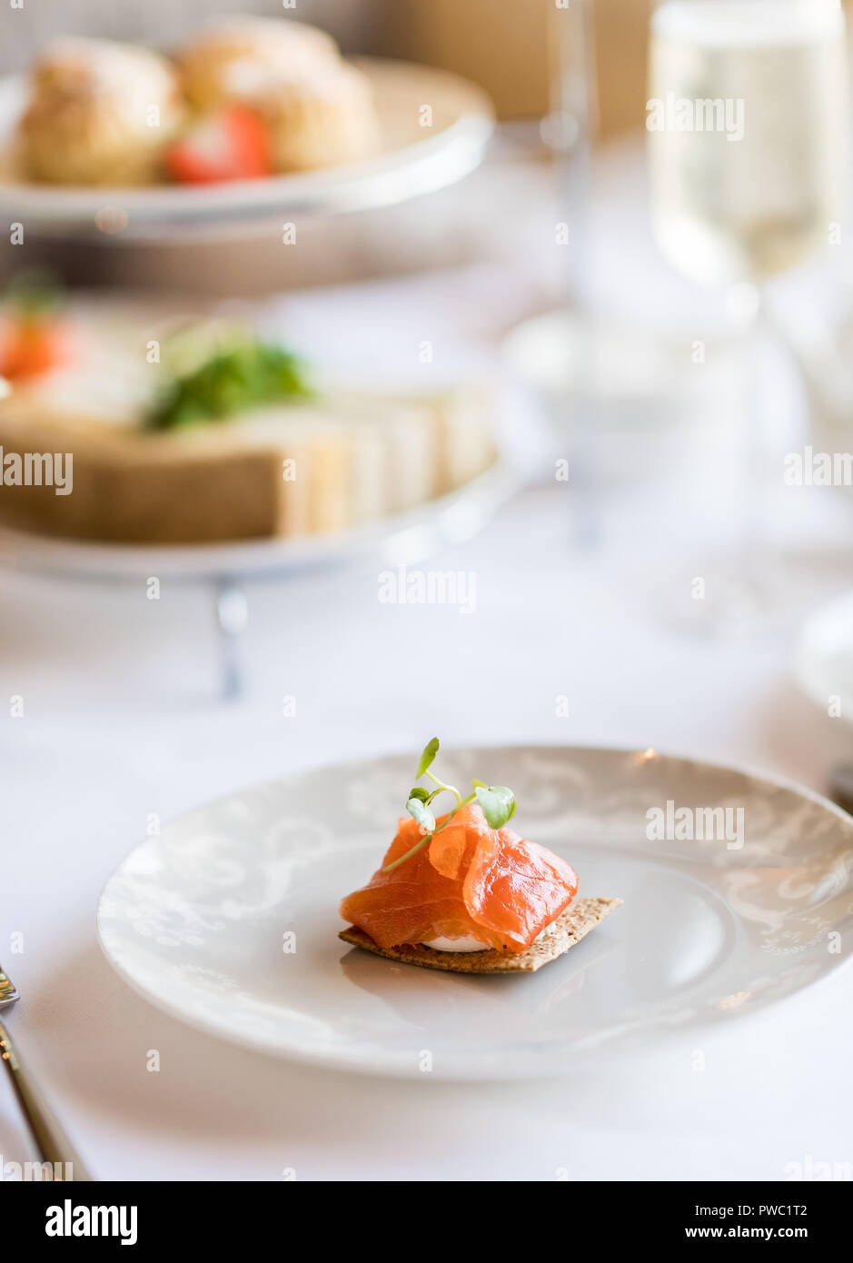 Geräucherter Lachs und Frischkäse auf einem Cracker Stockfoto