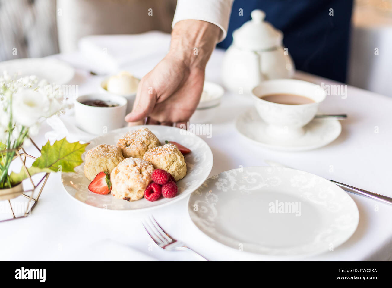 Ein traditionelles Devon Cream Tea serviert Stockfoto