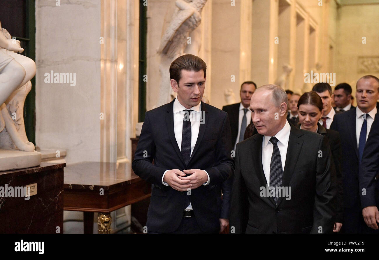 Der russische Präsident Wladimir Putin mit Bundeskanzler von Österreich Sebastian Kurz bei einem Besuch in der Eremitage am 3. Oktober in St. Petersburg, Russland 2018. Putin und Kurz tourte die Imperial Hauptstädte, St. Petersburg und Wien: Museum Sammlung Meisterwerke Ausstellung ein Joint Venture zwischen der Eremitage und dem Kunsthistorischen Museum Wien. Stockfoto