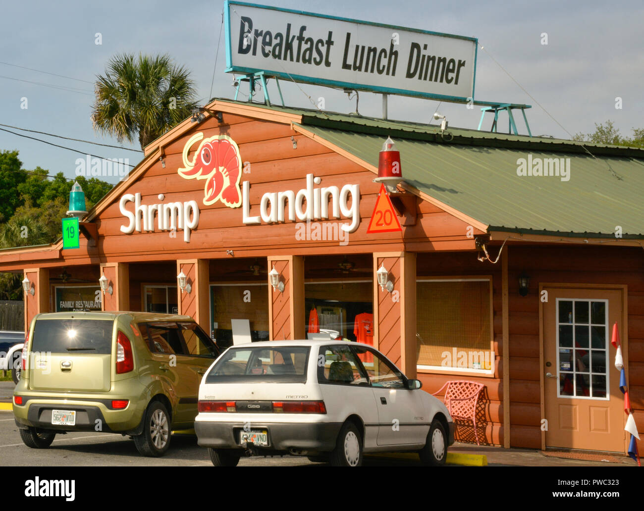 Alt, Mitte des Jahrhunderts am Straßenrand Restaurants entlang des Highway 19 in der Florida Panhandle, die Shrimps Landen und Hickory Insel Restaurants in der Nähe von Crystal River Stockfoto