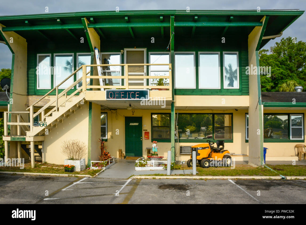 Mid-century style Withlacoochee Motel in Ingis, FL, Haupteingang Zeichen und Gebäude auf der Florida Panhandle, kulturell wie Alte Florida bekannt Stockfoto