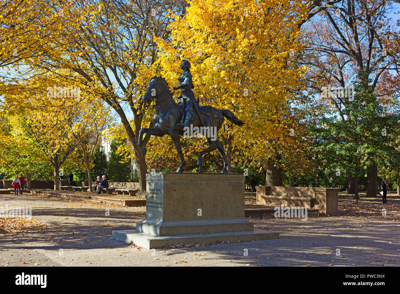 Von Washington DC bronzene Reiterstatue von Jeanne d'Arc in Meridian Hill Park. Herbstfarben der park Gassen mit Laubbäumen an einem sonnigen Tag. Stockfoto