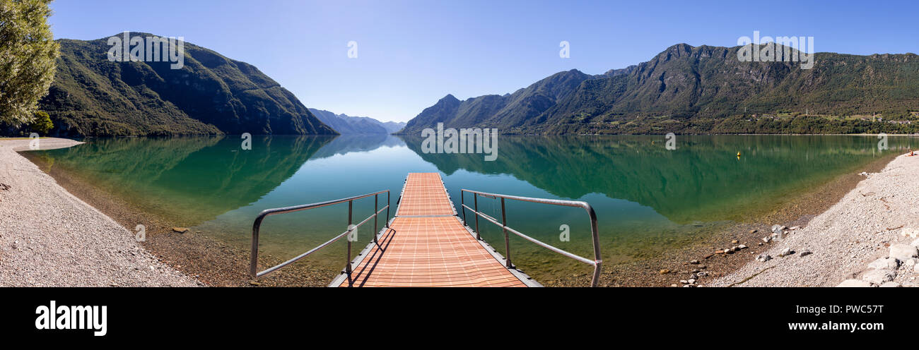 Der Idrosee und die umliegenden Berge im Norden von Italien Stockfoto
