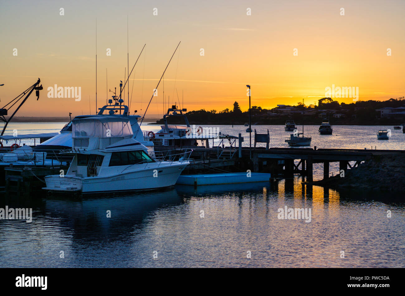 Fischereifahrzeuge und Sportboote an Coffin Bay Wharf Coffin Bay South Australien günstig Stockfoto