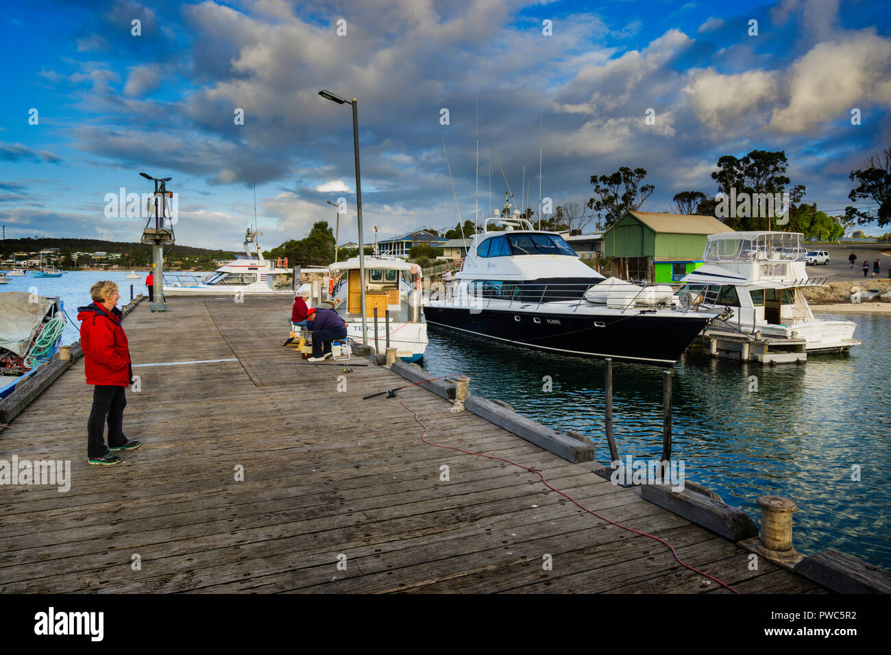 Fischereifahrzeuge und Sportboote an Coffin Bay Wharf Coffin Bay South Australien günstig Stockfoto