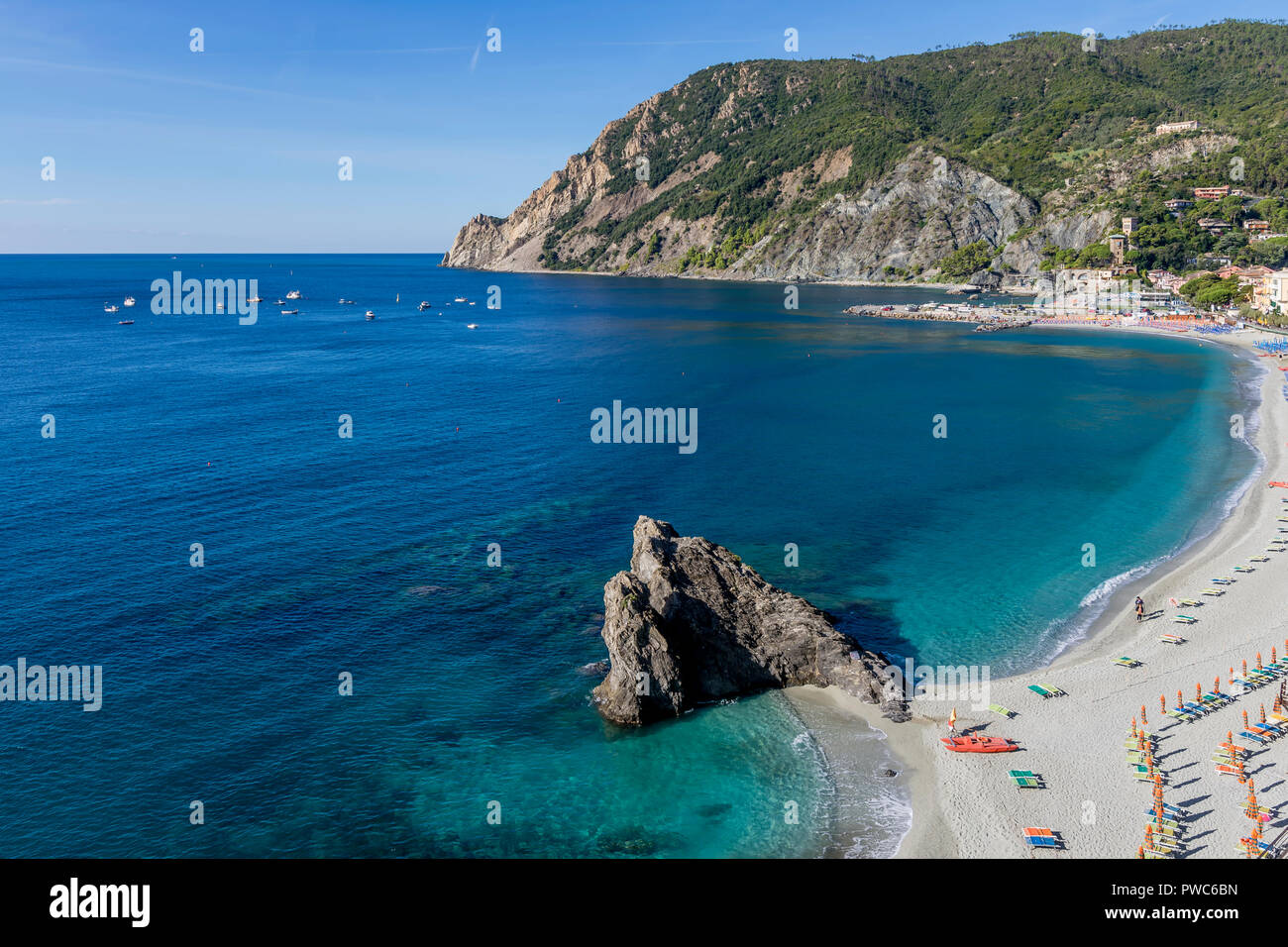 Monterosso al Mare Beach von morgen Licht beleuchtet, Monterosso, Cinque Terre, Ligurien, Italien Stockfoto