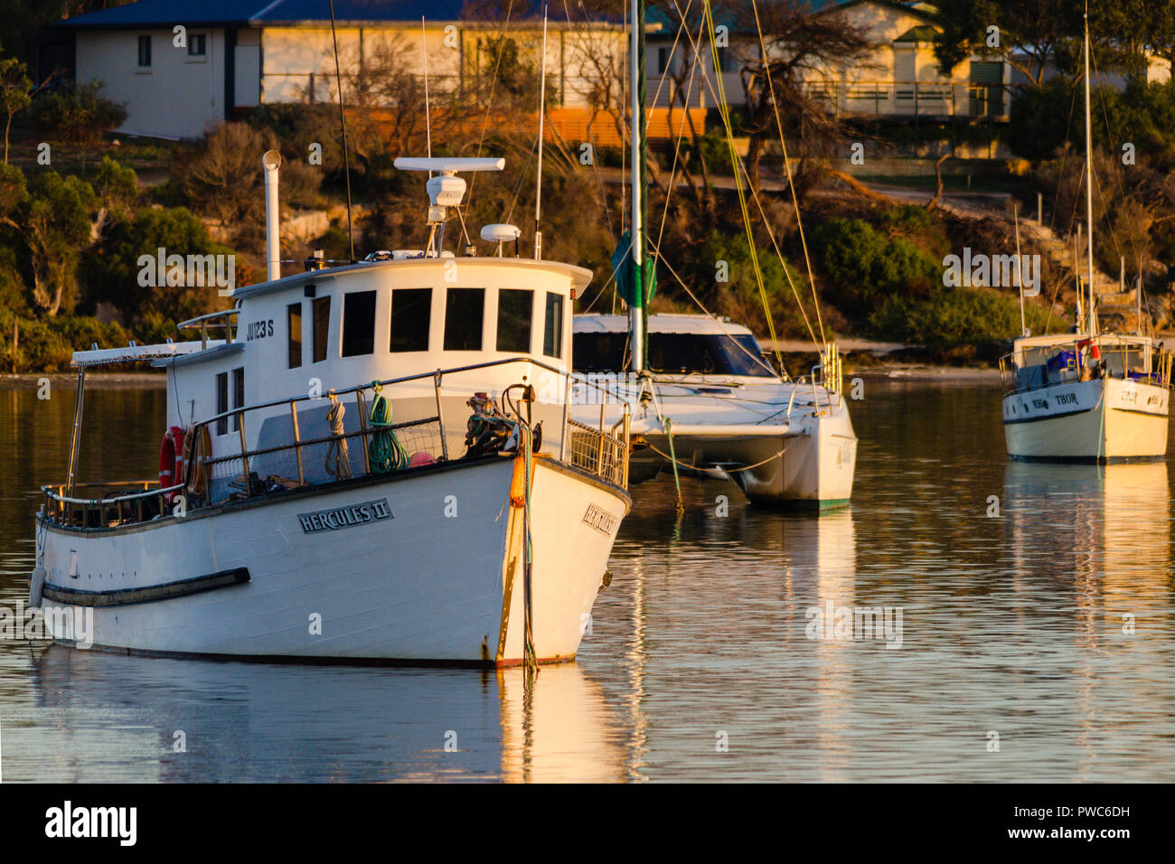 Fischereifahrzeuge und Sportboote in den geschützten Gewässern der Coffin Bay South Australia verankert Stockfoto